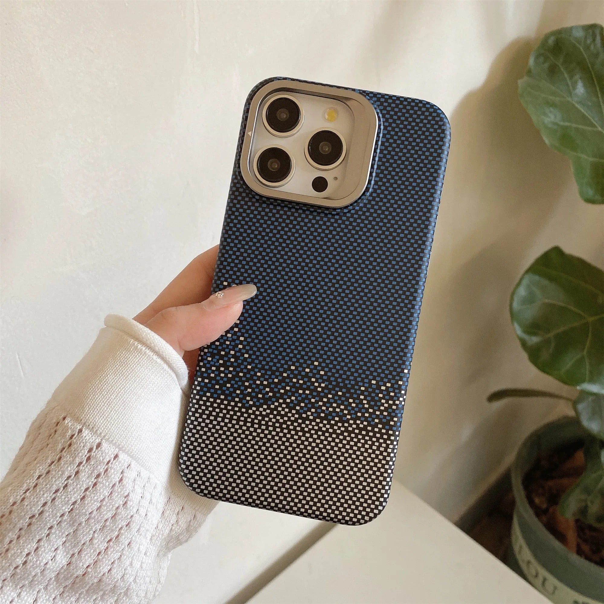 Magnetic Carbon Fiber Kevlar Pattern Made for iPhone Series 15